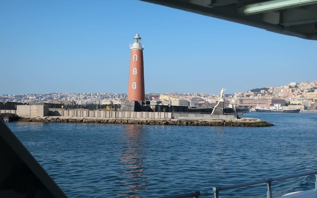 Molo San Vincenzo e la Lanterna del porto di Napoli