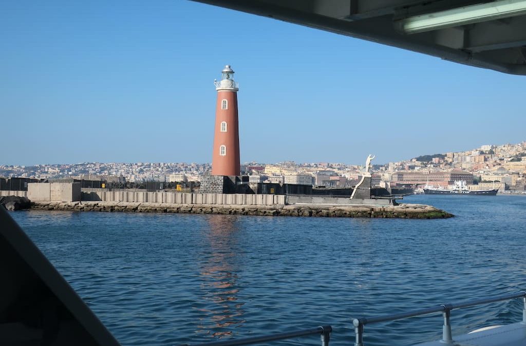 Molo San Vincenzo e la Lanterna del porto di Napoli