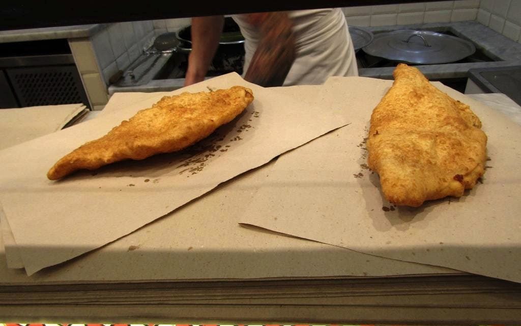 Pizza fritta napoletana: storia e curiosità