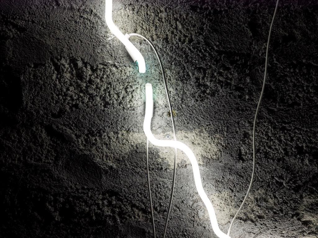 imone Cametti Installazione luminosa_rifugio delle Serre 2020_ neon 395x70 cm