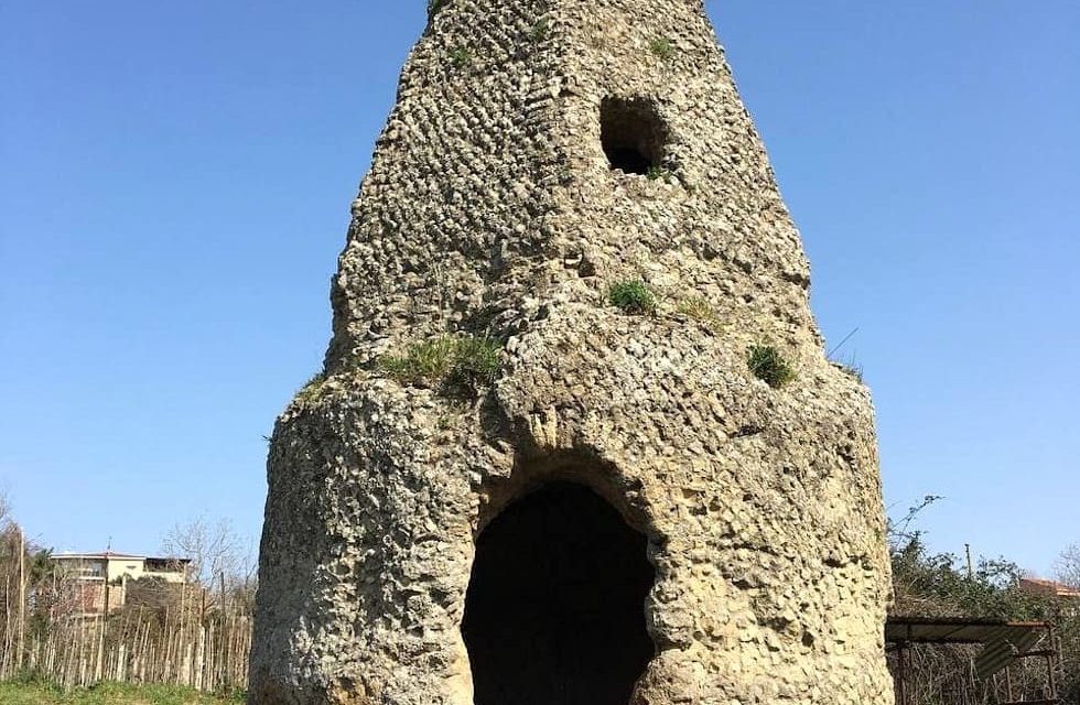 La Fescina di Quarto, il mausoleo a cuspide piramidale 