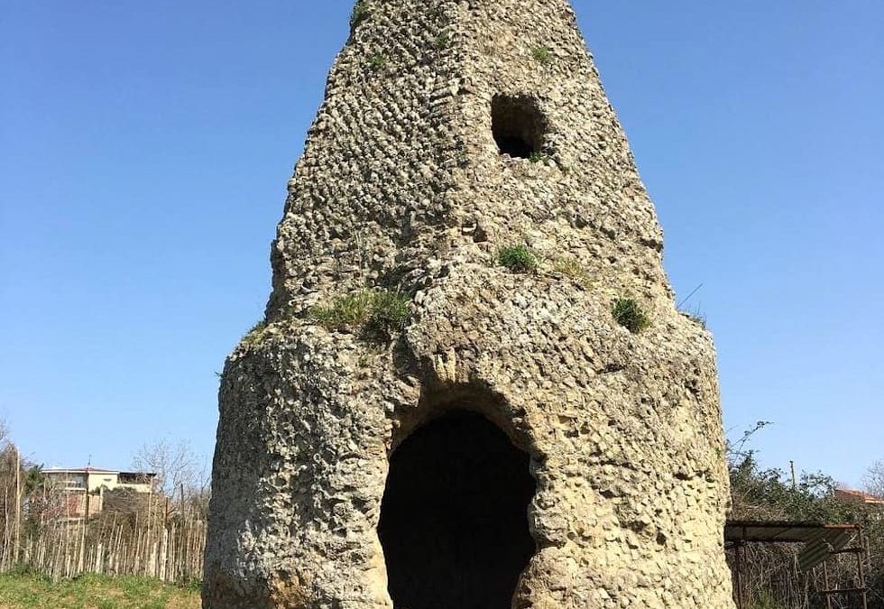 La Fescina di Quarto, il mausoleo a cuspide piramidale 