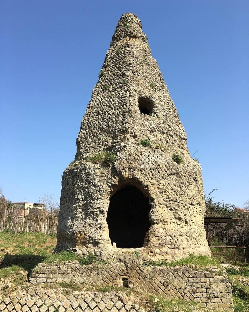 La Fescina di Quarto, il mausoleo a cuspide piramidale