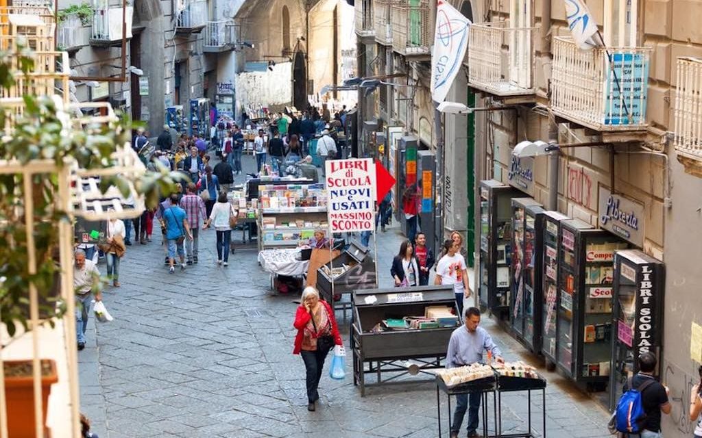 Il Centro Storico di Napoli: un labirinto di vicoli e vicarielli.