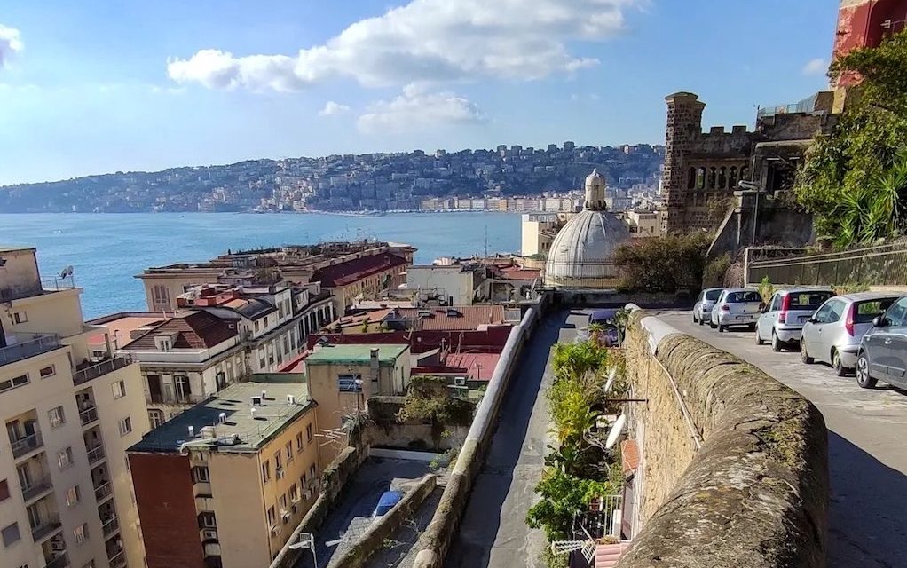 Rampe di Pizzofalcone, la scorciatoia tra il Monte Echia e il Chiatamone