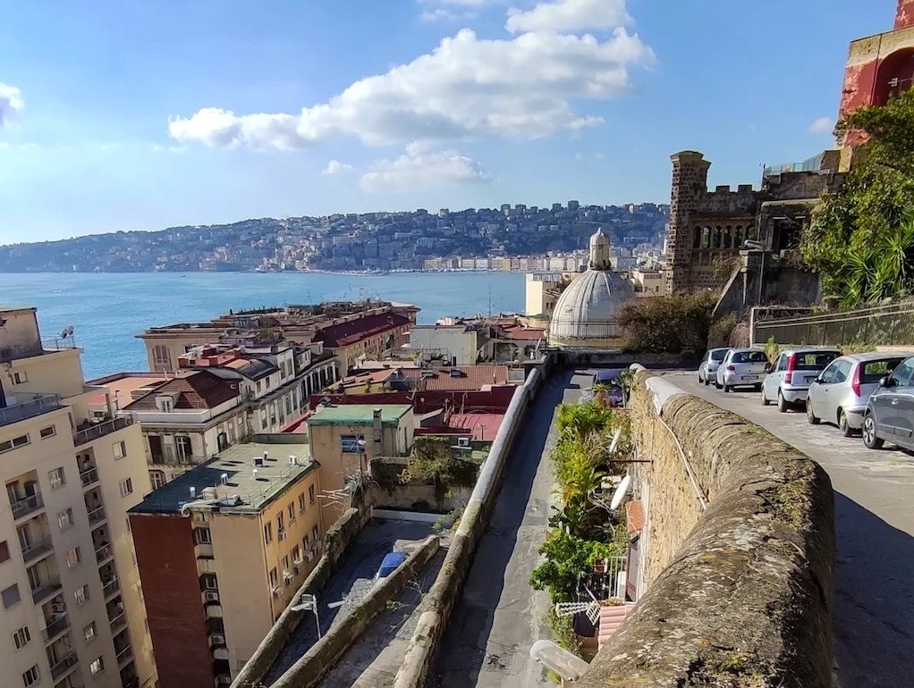 Rampe di Pizzofalcone, tra il Chiatamone e il Monte Echia