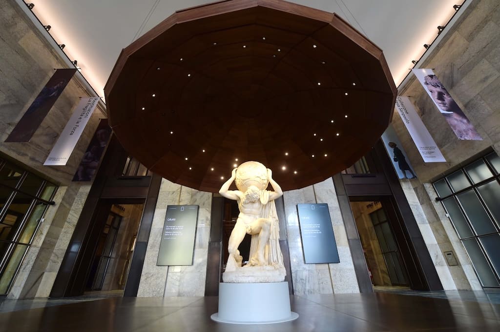 Gallerie Italia Napoli ingresso con Atlante Farnese