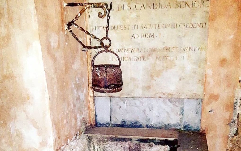 Il pozzo miracoloso di Santa Candida nella Chiesa di San Pietro ad Aram