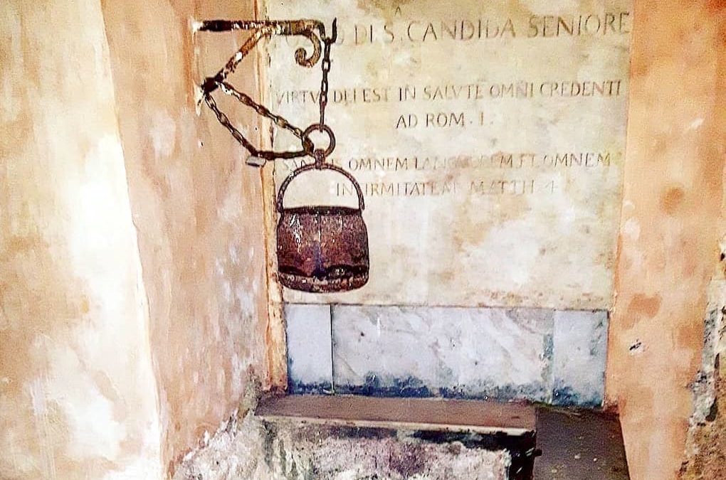 Il pozzo miracoloso di Santa Candida nella Chiesa di San Pietro ad Aram