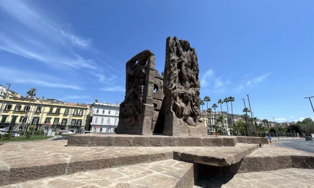 Monumento allo Scugnizzo in piazza della Repubblica