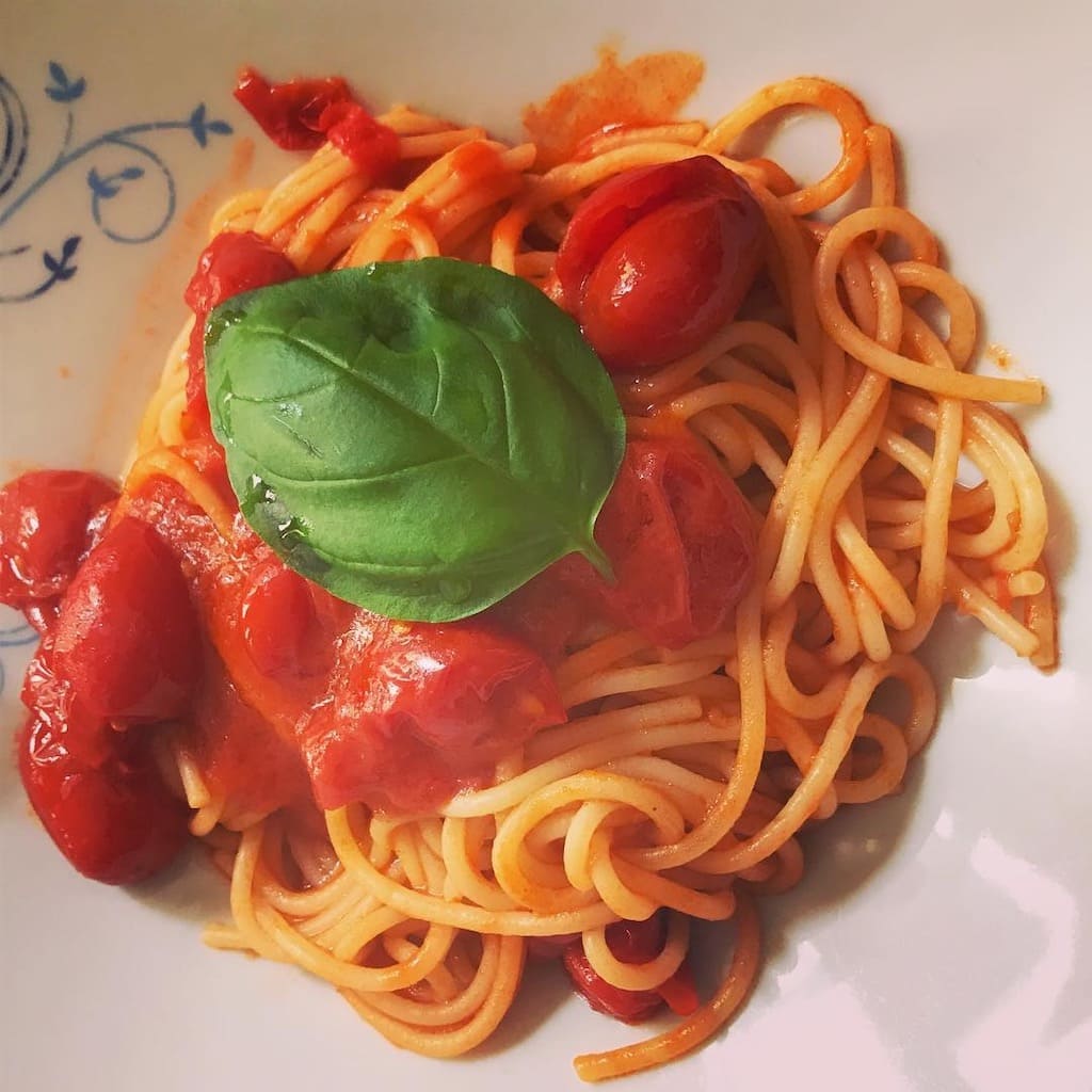 Spaghetti c’a pummarola ‘ncoppa