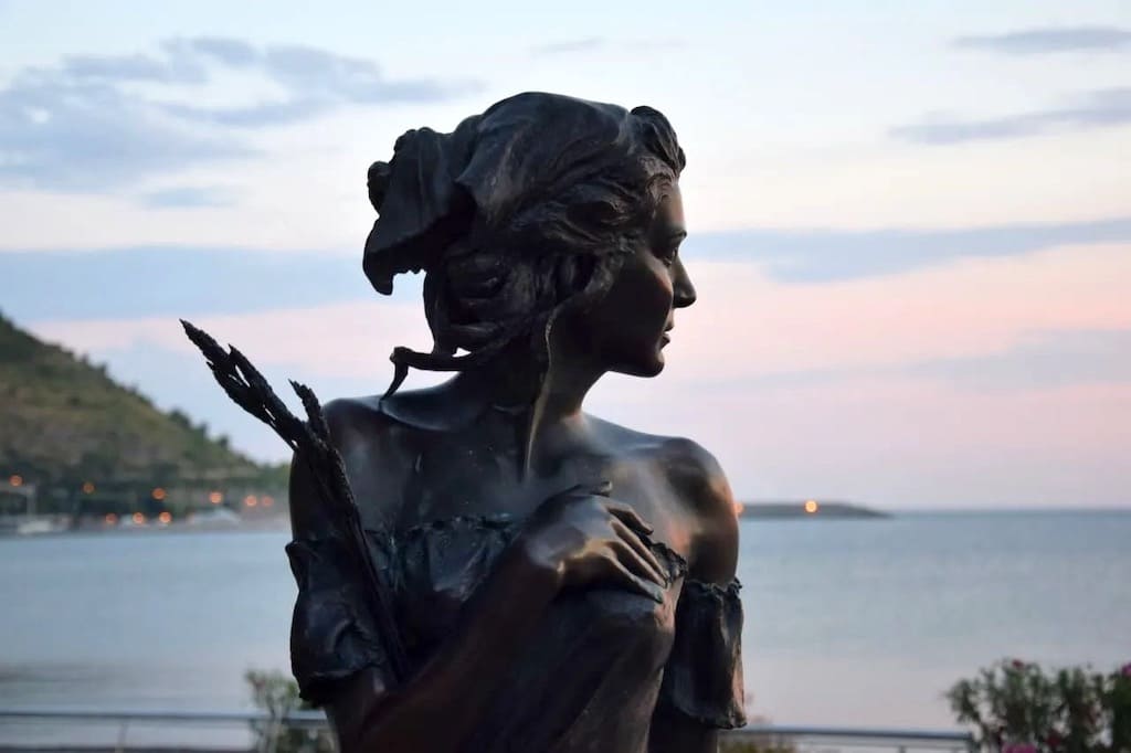 Spigolatrice di Sapri, Statua