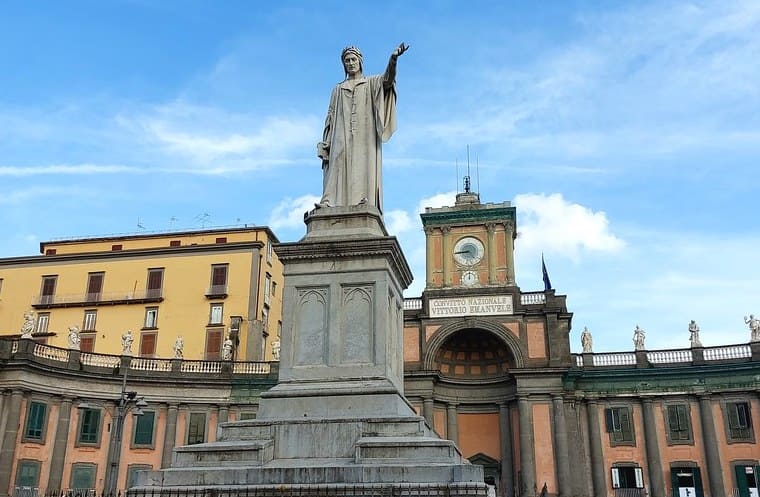 Storia di Piazza Dante e il Foro Carolino