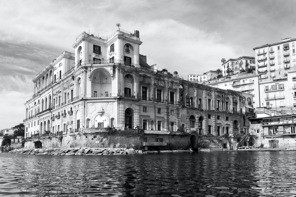 Palazzo Donn'Anna, Fantasmi a Napoli