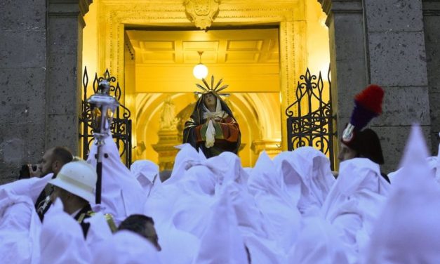A Sorrento le processioni di Pasqua sono bianca e nera
