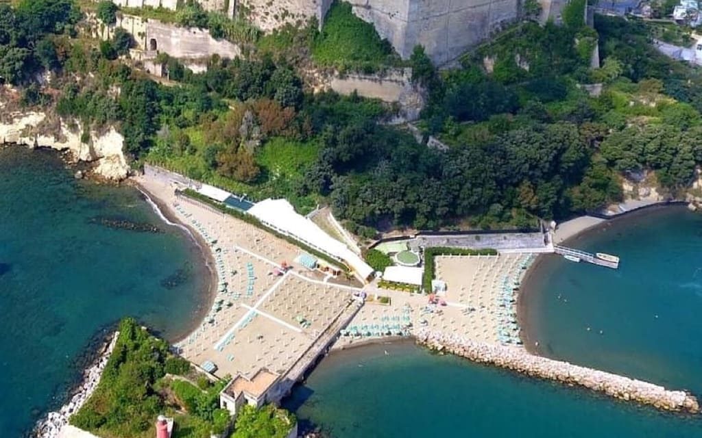 Spiaggia del Castello di Baia