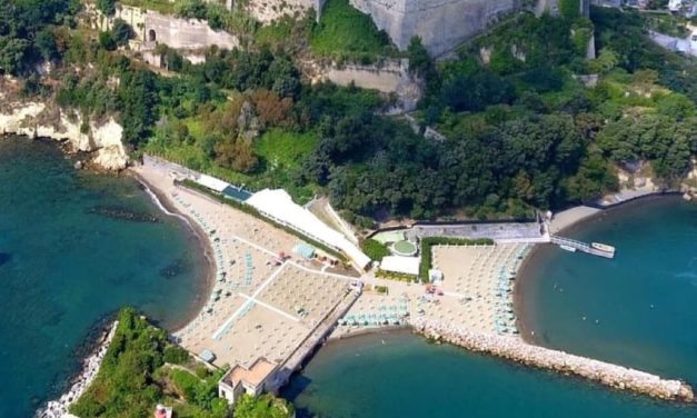 Spiaggia del Castello di Baia