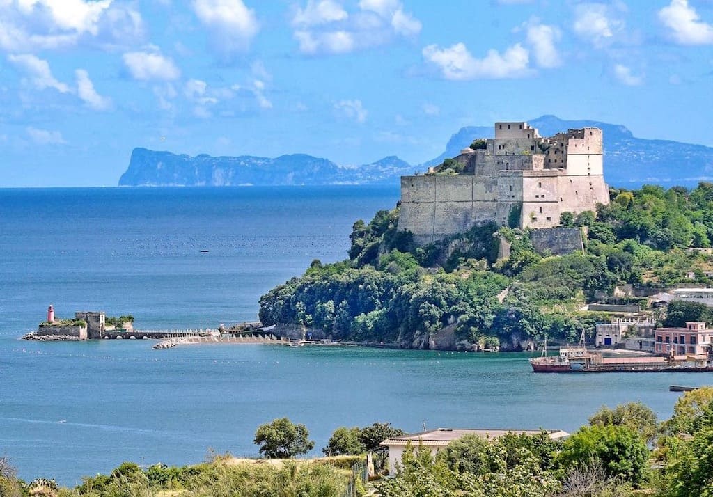 Spiaggia del Castello di Baia
