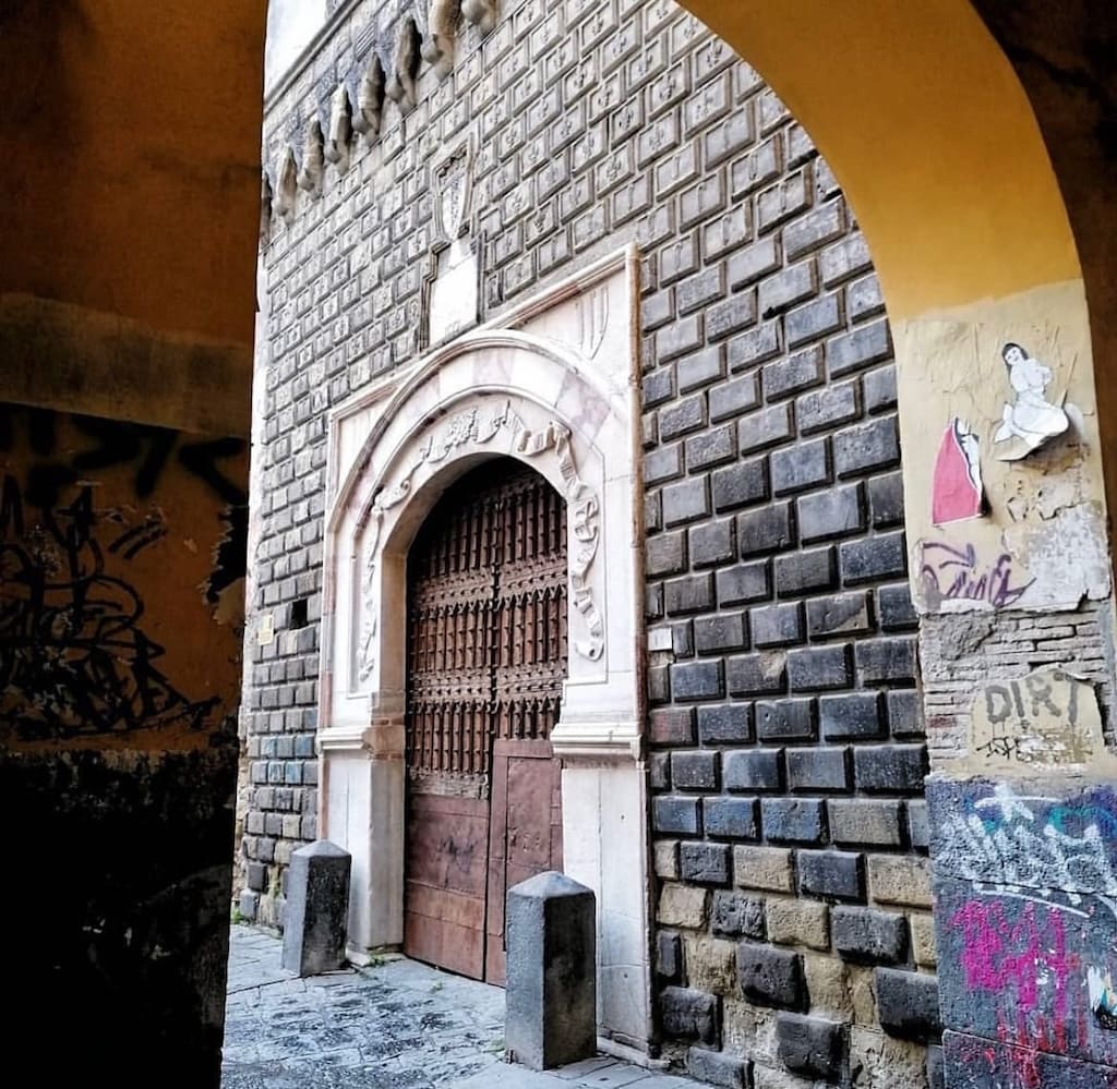 Alla fine del Pendino di Santa Barbara si arriva a Palazzo Penne di Napoli