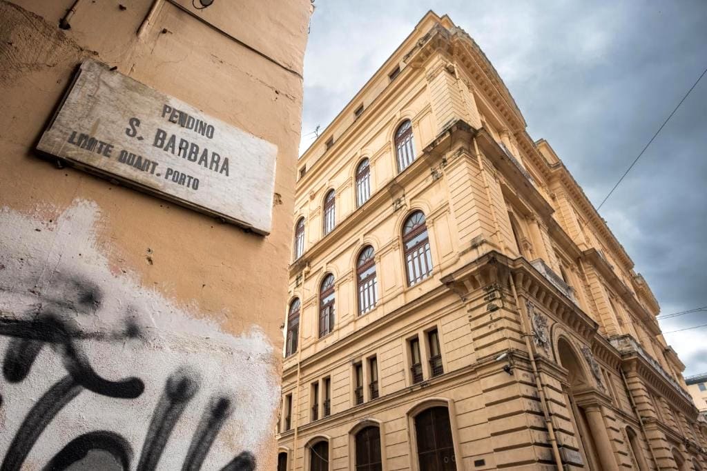 Il Pendino di Santa Barbara Napoli, sul retro del Palazzo della Borsa 