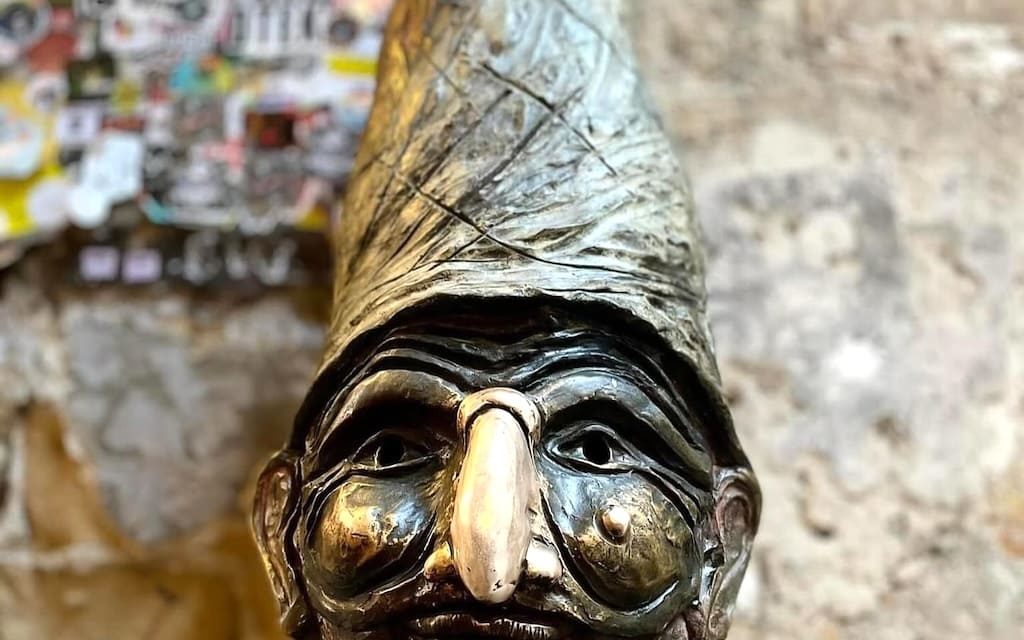 La statua porta fortuna di Pulcinella in vico del Fico al Purgatorio
