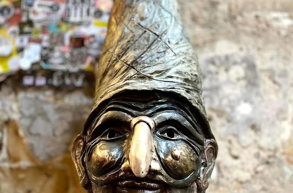 La statua porta fortuna di Pulcinella in vico del Fico al Purgatorio