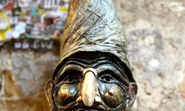 La statua porta fortuna di Pulcinella in vico del Fico al Purgatorio