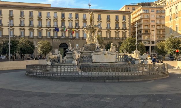 Fontana del Nettuno in piazza del Municipio Napoli