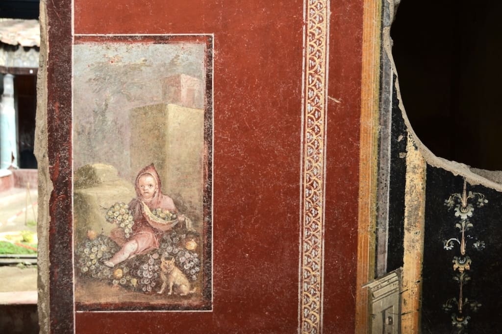 Casa dei Pittori a Lavoro: bambino con cacappuccio e mantello di viaggiatore