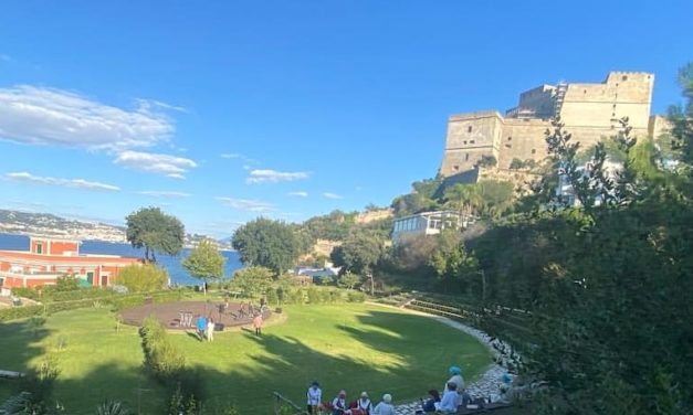 Villa Ferretti a Bacoli, tra parco pubblico e blu del mare