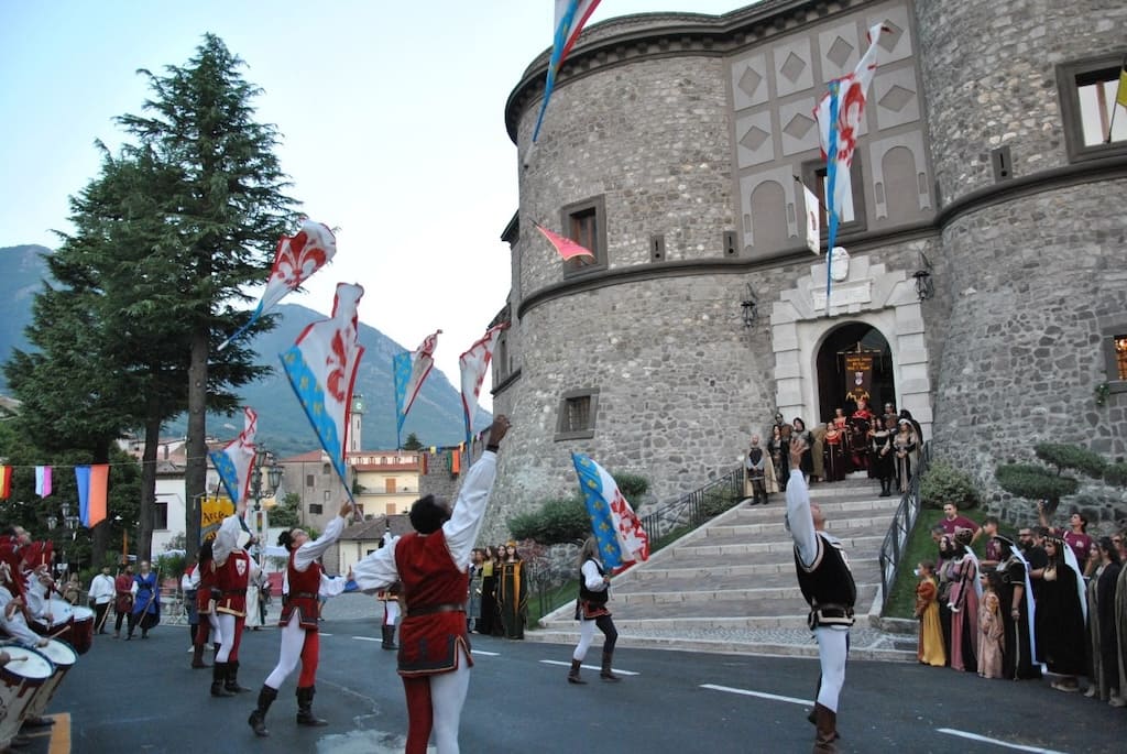 Castello Ducale di Facchia - Sbandieratori