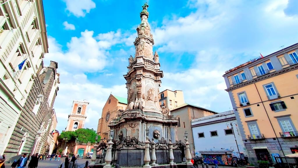Piazza del Gesù e l'Obelisco dell Immacolata