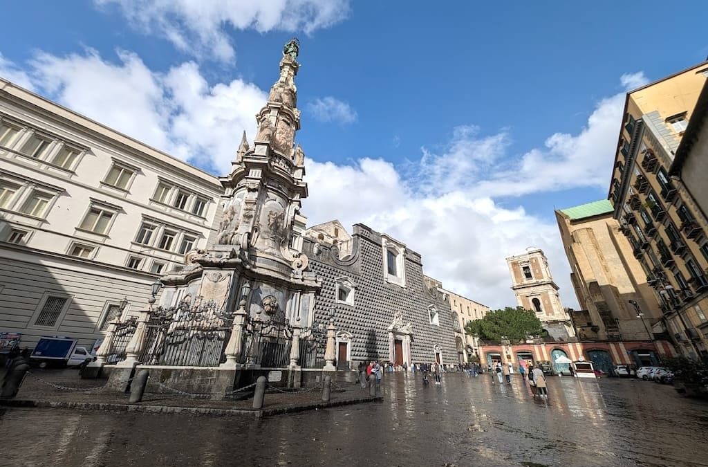 L’obelisco dell’Immacolata in piazza del Gesu