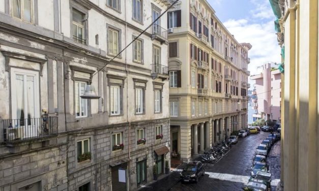 Via Chiatamone, una storica strada partenopea