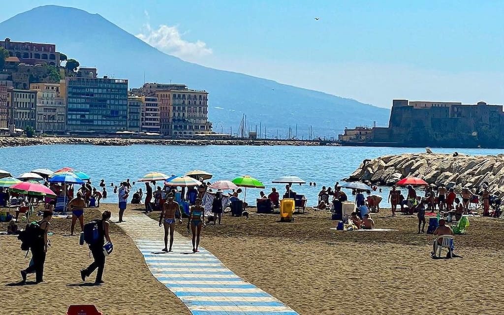 “Mappatella Gym”, la spiaggia di Napolidiventa una palestra a cielo aperto