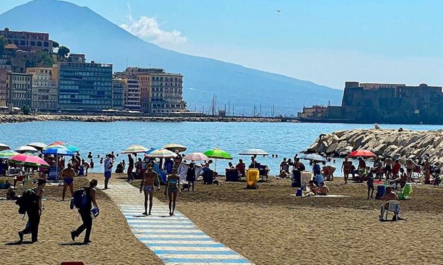 “Mappatella Gym”, la spiaggia di Napolidiventa una palestra a cielo aperto