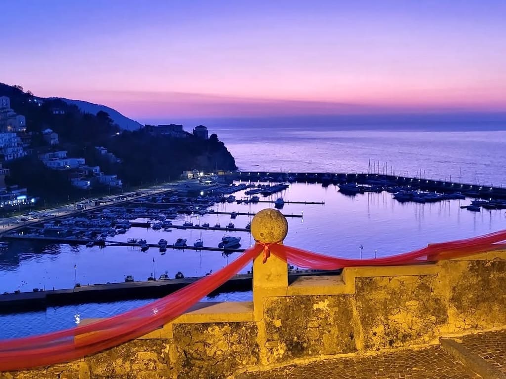 La città vecchia di Agropoli, sospesa tra cielo e mare