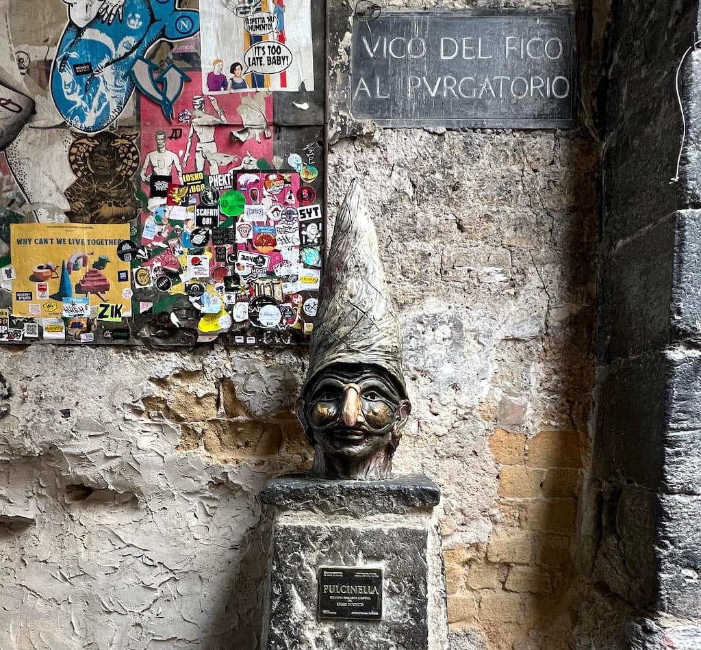 Statua di Pulcinella in vico Fico al Purgatorio Napoli