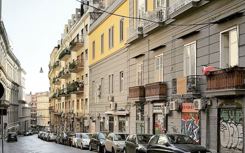 La storia di via Mezzocannone a Napoli