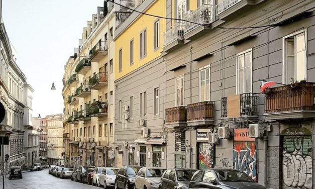 La storia di via Mezzocannone a Napoli