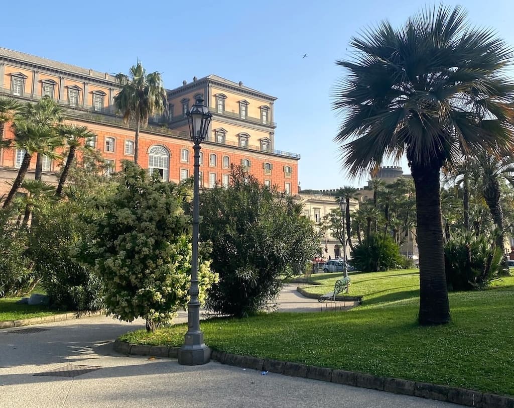 Giardini del Molosiglio ai piedi di Palazzo Reale