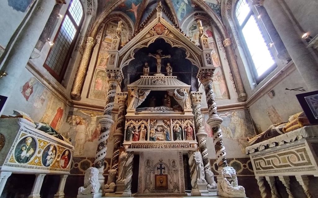 Cappella dei Capece Minutolo: Tesoro Nascosto nel Duomo di Napoli