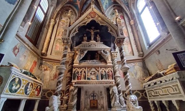 Cappella dei Capece Minutolo: Tesoro Nascosto nel Duomo di Napoli