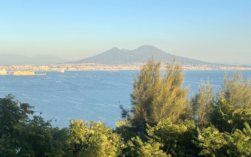 Ferragosto 2025 a Napoli: musica all’alba e al tramonto tra mare e tradizione