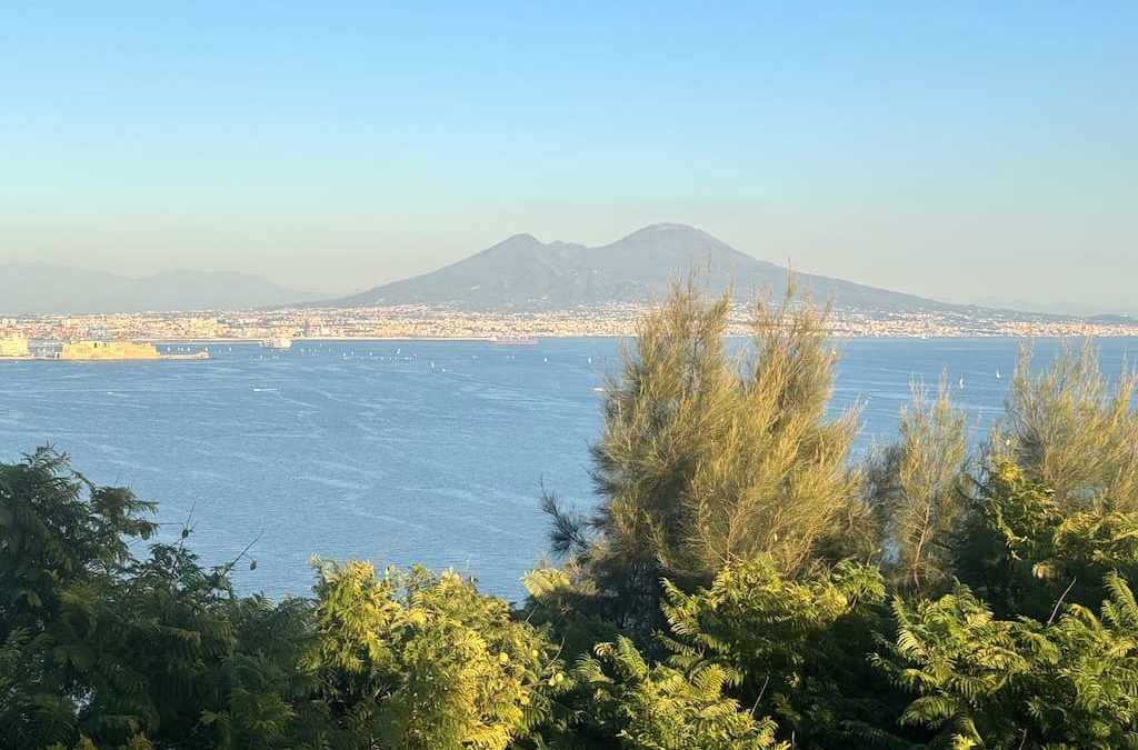 Ferragosto 2025 a Napoli: musica all’alba e al tramonto tra mare e tradizione
