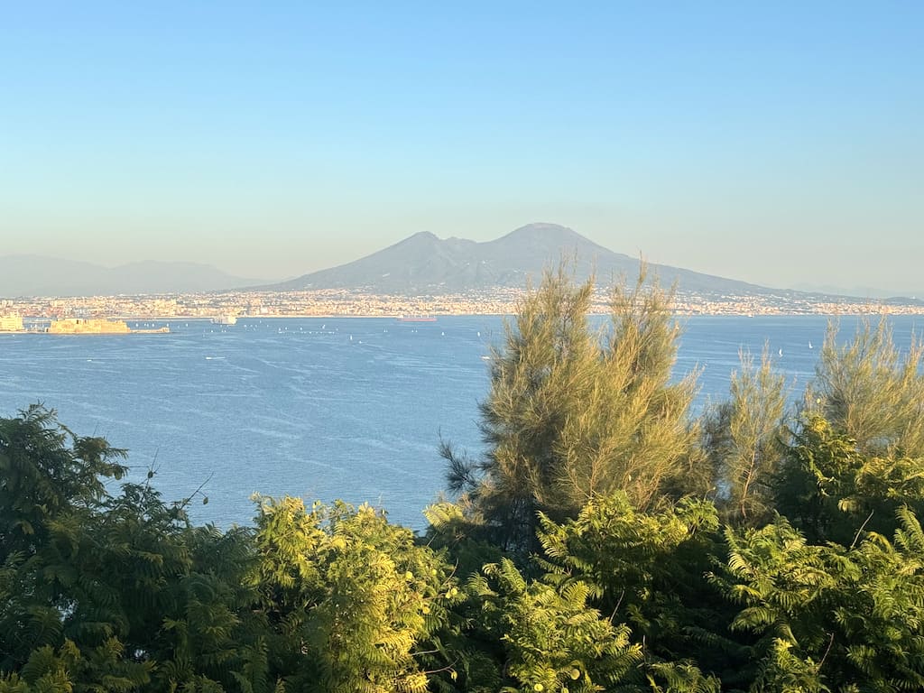 Ferragosto 2025 a Napoli: musica all’alba e al tramonto tra mare e tradizione