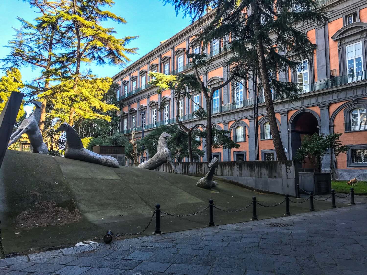 Palazzo Reale di Napoli lato giardino con opera di Mimmo Paladino