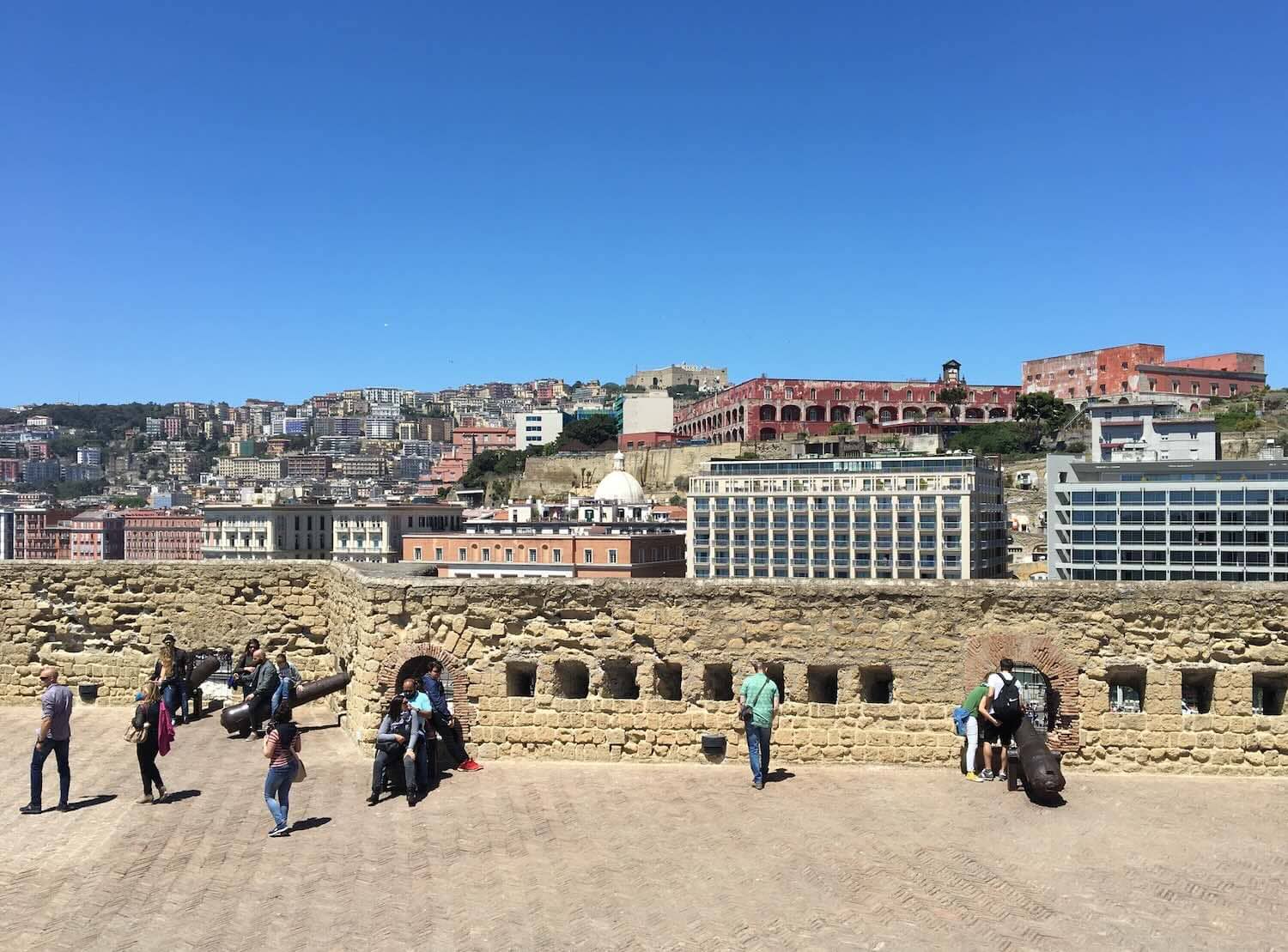 La terrazza del Castel dell'Ovo offre un magnifico panorama sulla città di Napoli e sulle sue colline, dominate dal Castel Sant'Elmo