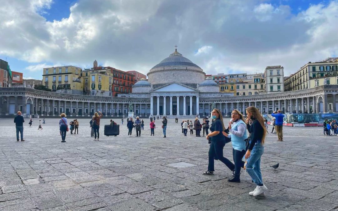 In giro per le piazze di Napoli