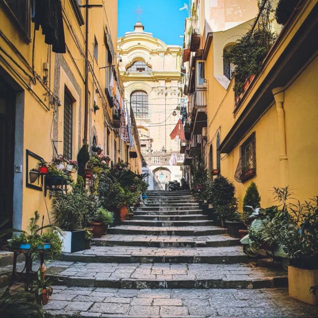 Sono tante le scalinate, rampe, calate e gradinate che attraversano Napoli. 

Passaggi che ti conducono in un’inedita passeggiata nel cuore della città partenopea.

📍Chiesa dei Santi Severino e Sossio 
.
.
.
📸 @nicola_de_simone7
👉 #napolituristica 
.
.
.
#napoli #naples #italy #explorer_naples #bestcampaniapics #streetphotography #igersitalia #amazingshots_italy #traveladdict #ig_italy #italy_vacations #landscape_captures  #igersnapoli #alluring_naples